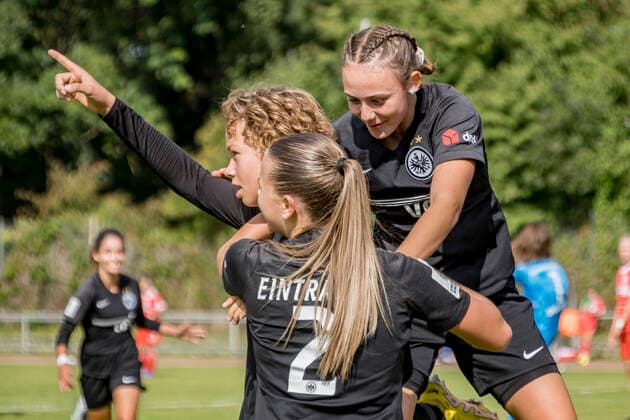 B Juniorinnen Bundesliga: Eintracht Frankfurt U17, U 17 - FC Bayern München U17, Stadion am Brentanobad, Frankfurt, 24.09.2022 Rosa Rückert (Eintracht Frankfurt U17 8) & Cora Lepper (Eintracht Frankfurt U17 2) & Maya Mareen Patsch (Eintracht Frankfurt U17 12), Eintracht Frankfurt U17 - FC Bayern München U17, Frankfurt, Bezirkssportanlage Heinrich-Becker-Straße, 24.9.2022