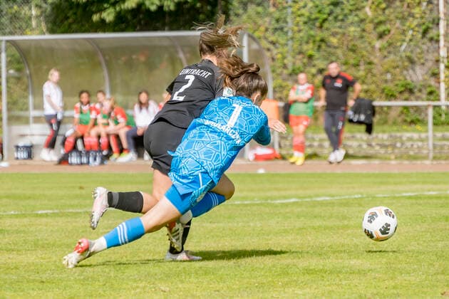 B Juniorinnen Bundesliga: Eintracht Frankfurt U17, U 17 - FC Bayern München U17, Stadion am Brentanobad, Frankfurt, 24.09.2022 Cora Lepper (Eintracht Frankfurt U17 2) & Nelly Smolarczyk (FC Bayern München U17 1), Eintracht Frankfurt U17 - FC Bayern München U17, Frankfurt, Bezirkssportanlage Heinrich-Becker-Straße, 24.9.2022