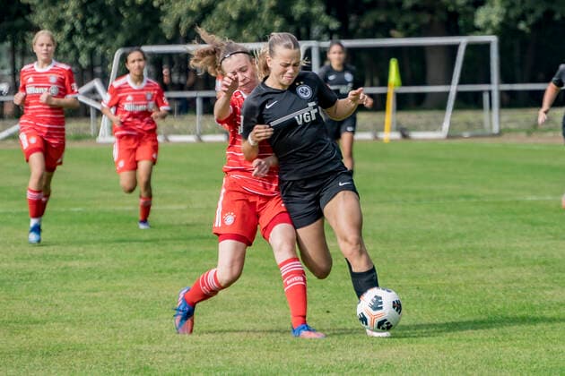 B Juniorinnen Bundesliga: Eintracht Frankfurt U17, U 17 - FC Bayern München U17, Stadion am Brentanobad, Frankfurt, 24.09.2022 Gabriela Grashei (FC Bayern München U17 26) & Cora Lepper (Eintracht Frankfurt U17 2), Eintracht Frankfurt U17 - FC Bayern München U17, Frankfurt, Bezirkssportanlage Heinrich-Becker-Straße, 24.9.2022