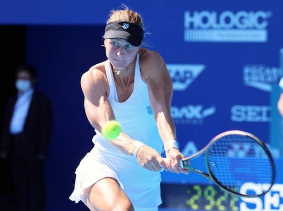 September 25, 2022, Tokyo, Japan - Liudmila Samsonova of Russia returns the ball against China s Zheng Qinwen at the singles final of the Toray Pan Pacific Open tennis tournament at the Ariake Coliseum in Tokyo on Sunday, September 25, 2022. Samsonova defeated Zheng 7-5, 7-5 and clincged the title. Noxthirdxpartyxsales  (0169983713st)
