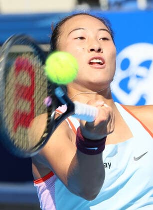 September 25, 2022, Tokyo, Japan - Zheng Qinwen of China returns the ball against Liudmila Samsonova of Russia at the singles final of the Toray Pan Pacific Open tennis tournament at the Ariake Coliseum in Tokyo on Sunday, September 25, 2022. Samsonova defeated Zheng 7-5, 7-5 and clincged the title. Noxthirdxpartyxsales  (0169983725st)