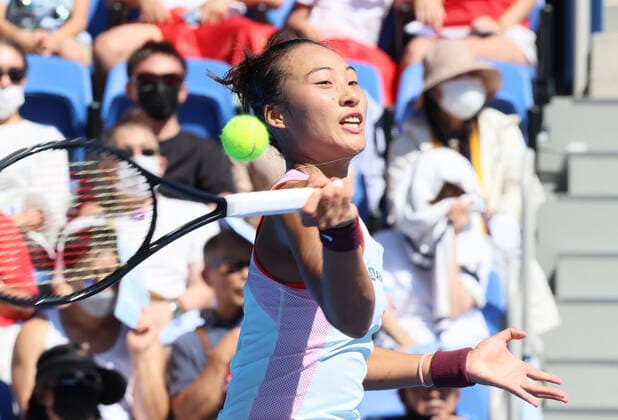 September 25, 2022, Tokyo, Japan - Zheng Qinwen of China returns the ball against Liudmila Samsonova of Russia at the singles final of the Toray Pan Pacific Open tennis tournament at the Ariake Coliseum in Tokyo on Sunday, September 25, 2022. Samsonova defeated Zheng 7-5, 7-5 and clincged the title. Noxthirdxpartyxsales  (0169983728st)
