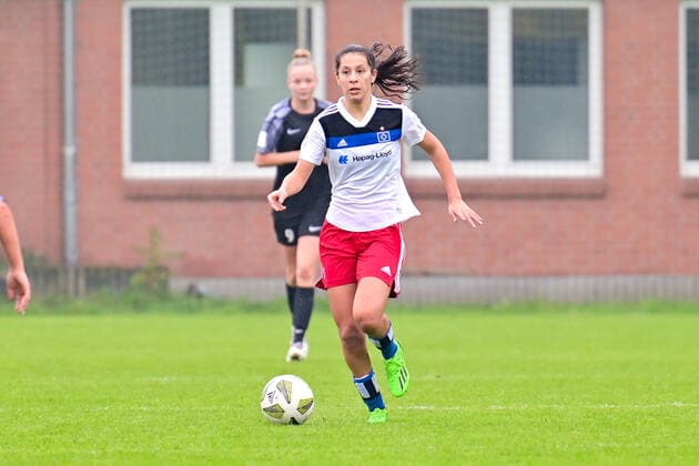 Fußball I Juniorinnen I Saison 2022-2023 I Bundesliga Nord Nordost I 3. Spieltag I Hamburger SV U17, U 17 - Osnabrücker SC I 24.09.2022 Almudena Sierra (18, Hamburger SV U17) Norderstedt Paul-Hauenschild-Plätze Schleswig-Holstein Deutschland