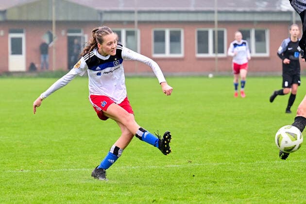 Fußball I Juniorinnen I Saison 2022-2023 I Bundesliga Nord Nordost I 3. Spieltag I Hamburger SV U17, U 17 - Osnabrücker SC I 24.09.2022 Maya Krieter (3, Hamburger SV U17) Norderstedt Paul-Hauenschild-Plätze Schleswig-Holstein Deutschland
