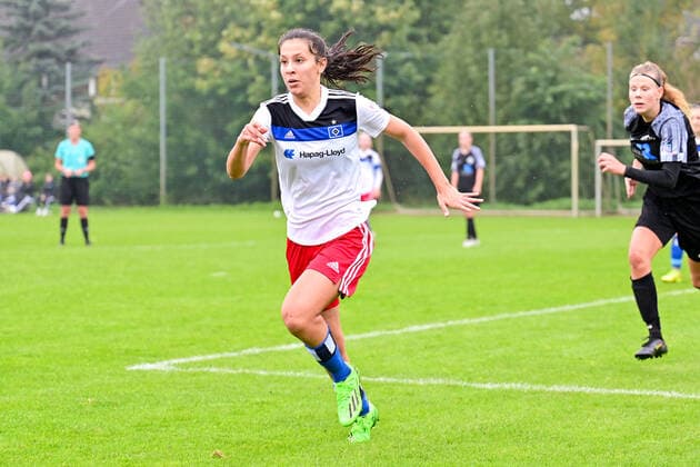 Fußball I Juniorinnen I Saison 2022-2023 I Bundesliga Nord Nordost I 3. Spieltag I Hamburger SV U17, U 17 - Osnabrücker SC I 24.09.2022 Almudena Sierra (18, Hamburger SV U17) Norderstedt Paul-Hauenschild-Plätze Schleswig-Holstein Deutschland
