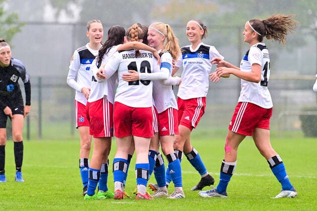 Fußball I Juniorinnen I Saison 2022-2023 I Bundesliga Nord Nordost I 3. Spieltag I Hamburger SV U17, U 17 - Osnabrücker SC I 24.09.2022 Die Mannschaft des Hamburger SV U17 freut sich über ein Tor, jubelt, Torjubel. Norderstedt Paul-Hauenschild-Plätze Schleswig-Holstein Deutschland
