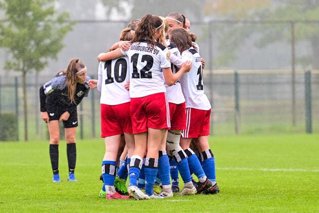 Fußball I Juniorinnen I Saison 2022-2023 I Bundesliga Nord Nordost I 3. Spieltag I Hamburger SV U17, U 17 - Osnabrücker SC I 24.09.2022 Die Mannschaft des Hamburger SV U17 freut sich über ein Tor, jubelt, Torjubel. Norderstedt Paul-Hauenschild-Plätze Schleswig-Holstein Deutschland