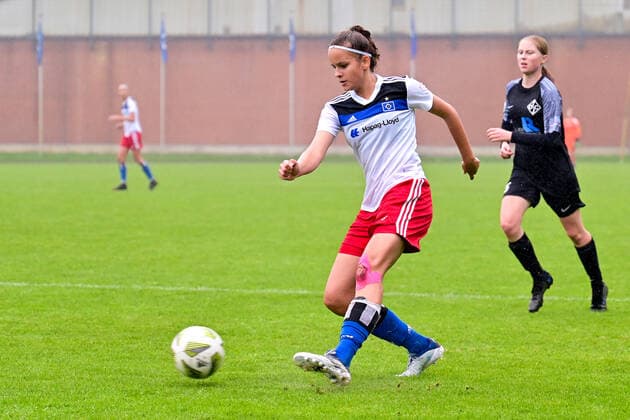 Fußball I Juniorinnen I Saison 2022-2023 I Bundesliga Nord Nordost I 3. Spieltag I Hamburger SV U17, U 17 - Osnabrücker SC I 24.09.2022 Laria Touati (12, Hamburger SV U17) Norderstedt Paul-Hauenschild-Plätze Schleswig-Holstein Deutschland