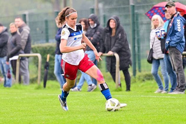 Fußball I Juniorinnen I Saison 2022-2023 I Bundesliga Nord Nordost I 3. Spieltag I Hamburger SV U17, U 17 - Osnabrücker SC I 24.09.2022 Laria Touati (12, Hamburger SV U17) Norderstedt Paul-Hauenschild-Plätze Schleswig-Holstein Deutschland