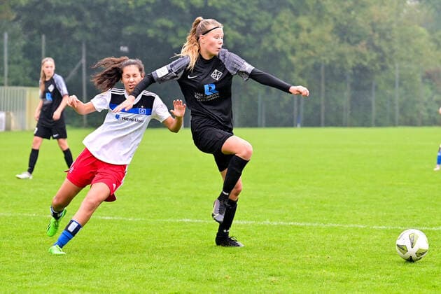Fußball I Juniorinnen I Saison 2022-2023 I Bundesliga Nord Nordost I 3. Spieltag I Hamburger SV U17, U 17 - Osnabrücker SC I 24.09.2022 Almudena Sierra (18, Hamburger SV U17) bekommt im Zweikampf den Arm von Luise Hausfeld (16, Osnabrücker SC) ins Gesicht. Norderstedt Paul-Hauenschild-Plätze Schleswig-Holstein Deutschland