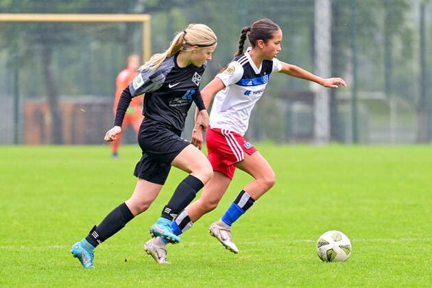 Fußball I Juniorinnen I Saison 2022-2023 I Bundesliga Nord Nordost I 3. Spieltag I Hamburger SV U17, U 17 - Osnabrücker SC I 24.09.2022 Madeleine Sapich (3, Osnabrücker SC) im Laufduell mit Amira Marlene Dahl (7, Hamburger SV U17) Norderstedt Paul-Hauenschild-Plätze Schleswig-Holstein Deutschland