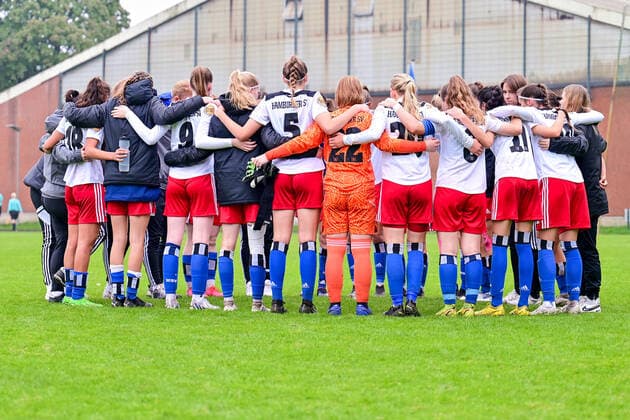 Fußball I Juniorinnen I Saison 2022-2023 I Bundesliga Nord Nordost I 3. Spieltag I Hamburger SV U17, U 17 - Osnabrücker SC I 24.09.2022 Die Mannschaft des Hamburger SV U17 steht nach dem Heimsieg im Kreis, der Trainer hält eine Ansprache. Norderstedt Paul-Hauenschild-Plätze Schleswig-Holstein Deutschland