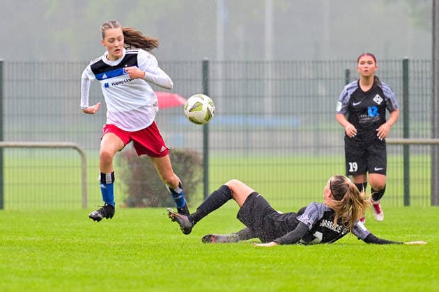 Fußball I Juniorinnen I Saison 2022-2023 I Bundesliga Nord Nordost I 3. Spieltag I Hamburger SV U17, U 17 - Osnabrücker SC I 24.09.2022 Maya Krieter (3, Hamburger SV U17) Norderstedt Paul-Hauenschild-Plätze Schleswig-Holstein Deutschland