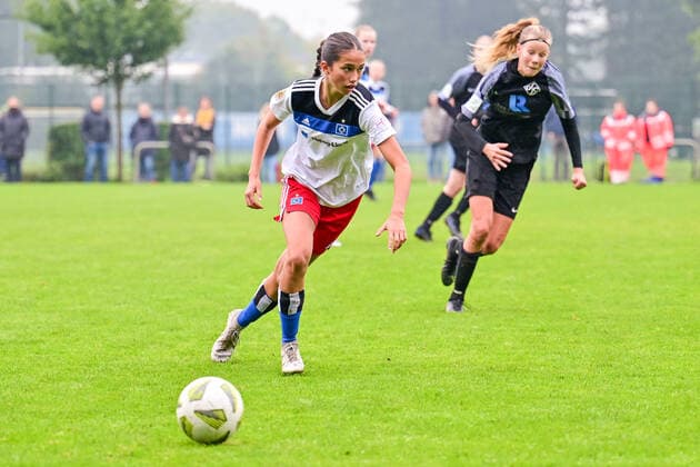 Fußball I Juniorinnen I Saison 2022-2023 I Bundesliga Nord Nordost I 3. Spieltag I Hamburger SV U17, U 17 - Osnabrücker SC I 24.09.2022 Amira Marlene Dahl (7, Hamburger SV U17) Norderstedt Paul-Hauenschild-Plätze Schleswig-Holstein Deutschland