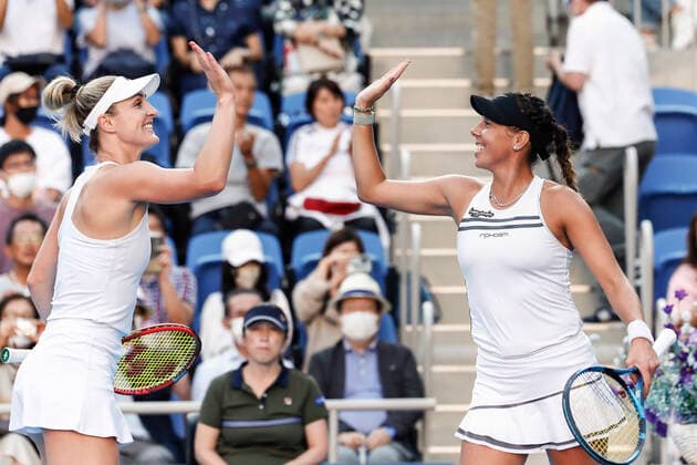 September 25, 2022, Tokyo, Japan: (L to R) Giuliana OLMOS (MEX) and Gabriela DABROWSKI (CAN) celebrate after winning the Doubles Final match against Nicole MELICHAR-MARTINEZ (USA) and Ellen PEREZ (AUS) during the TORAY PAN PACIFIC OPEN TENNIS TOURNAMENT 2022 at Ariake Coliseum. The tournament is held from September 17 to 25. Olmos and Dabrowski won 6:4,6:4. Tokyo Japan - ZUMAm191 20220925_zap_m191_026 Copyright: xRodrigoxReyesxMarinx
