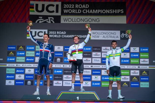 Remco EVENEPOEL, Christophe LAPORTE, Michael MATTHEWS UCI Road World Championships 2022 Siegerehrung, Podium Remco EVENEPOEL (Belgien) gewinnt Straßenrennen (Weltmeister, Goldmedaille) vor Christophe LAPORTE (Frankreich) Michael MATTHEWS (Australien) 25. September 2022 UCI Road World Championships 2022 Wollongong, Australien. Die UCI-Straßen-Weltmeisterschaften 2022 finden vom 18. September bis 25. September 2022 statt.