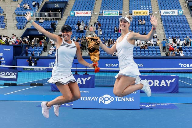 Sport Bilder des Tages September 25, 2022, Tokyo, Japan: (L to R) Giuliana OLMOS (MEX) and Gabriela DABROWSKI (CAN) pose for the cameras after winning the Doubles Final match against Nicole MELICHAR-MARTINEZ (USA) and Ellen PEREZ (AUS) during the TORAY PAN PACIFIC OPEN TENNIS TOURNAMENT 2022 at Ariake Coliseum. The tournament is held from September 17 to 25. Olmos and Dabrowski won 6:4,6:4. Tokyo Japan - ZUMAm191 20220925_zap_m191_029 Copyright: xRodrigoxReyesxMarinx