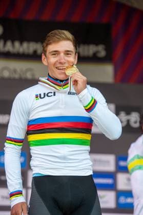 Remco EVENEPOEL Goldmedaille UCI Road World Championships 2022 Siegerehrung Remco EVENEPOEL (Belgien) gewinnt Straßenrennen (Weltmeister, Goldmedaille, Regenbogen Trikot) 25. September 2022 UCI Road World Championships 2022 Wollongong, Australien. Die UCI-Straßen-Weltmeisterschaften 2022 finden vom 18. September bis 25. September 2022 statt.