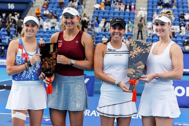 Bilder des Jahres 2022, Sport 09 September Sport Themen der Woche KW38 September 25, 2022, Tokyo, Japan: (L to R) Ellen PEREZ and Nicole MELICHAR-MARTINEZ (runners-up) pose for the cameras alongside Giuliana OLMOS and Gabriela DABROWSKI, winners of the Doubles Final match for the TORAY PAN PACIFIC OPEN TENNIS TOURNAMENT 2022 at Ariake Coliseum. The tournament is held from September 17 to 25. Olmos and Dabrowski won 6:4,6:4. Tokyo Japan - ZUMAm191 20220925_zap_m191_030 Copyright: xRodrigoxReyesxMarinx
