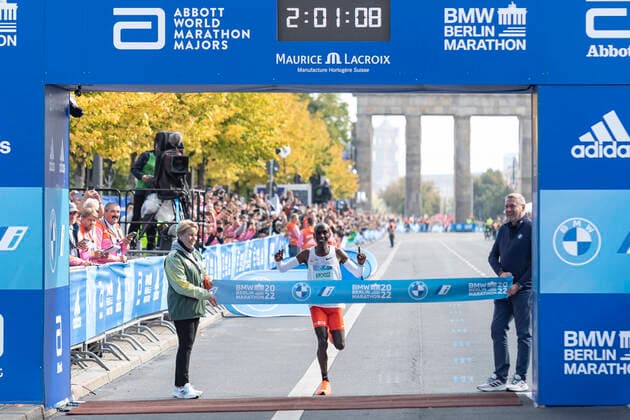 Bilder des Jahres 2022, Sport 09 September Sport Themen der Woche KW38 Eliud Kipchoge aus Kenia gewinnt den Berlin Marathon 2022 Nach 2:01,09 beendete er die 42, 195km als erster. GER, Berlin, BMW Berlin Marathon 2022, 25SEP22, GER, Berlin, BMW Berlin Marathon 2022, 25SEP22, Berlin *** Eliud Kipchoge from Kenya wins the Berlin Marathon 2022 After 2 01,09 he finished the 42, 195km as first GER, Berlin, BMW Berlin Marathon 2022, 25SEP22, GER, Berlin, BMW Berlin Marathon 2022, 25SEP22, Berlin Copyright: xEibner-Pressefoto TinoxHenschelx EP_THL