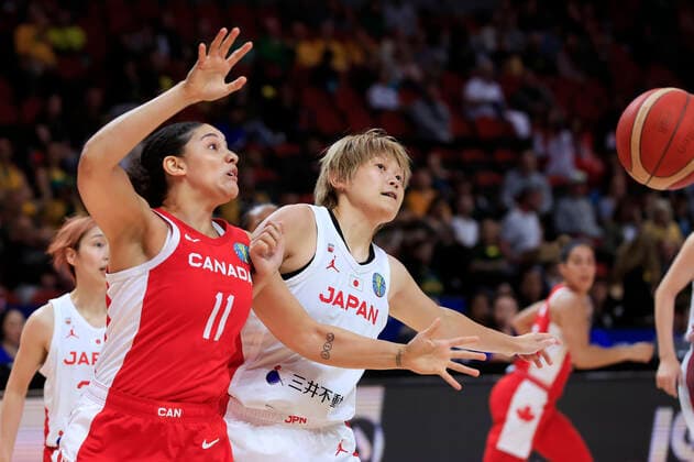 Basketball, Frauen WM, Japan - Kanada BASKETBALL AUSTRALIA SERBIA, Natalie Achonwa of Canada competes for the ball with Maki Takada of Japan during the 2022 FIBA Women s Basketball World Cup match between Australia and Serbia at Qudos Bank Arena in Sydney, Sunday, September 25, 2022. ( NO ARCHIVING, EDITORIAL USE ONLY, NO USE IN BOOKS WITHOUT CONSENT SYDNEY NEW SOUTH WALES AUSTRALIA  Copyright: xMARKxEVANSx 20220925001707604511