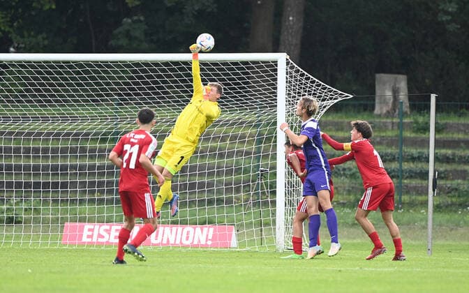 Fussball, U 17, Saison 2022 23, B-Junioren Bundesliga, Staffel Nord Nordost (5. Spieltag, Nachholspiel), 1. FC Union Berlin - FC Erzgebirge Aue (1:1), v. l. Shamil Zirarov U17, U 17 1. FC Union), Torwart Jaden Rodtnick (U17, 1. FC Union), Bernhard Pick (r., U17, 1. FC Union), 24.09. 2022,