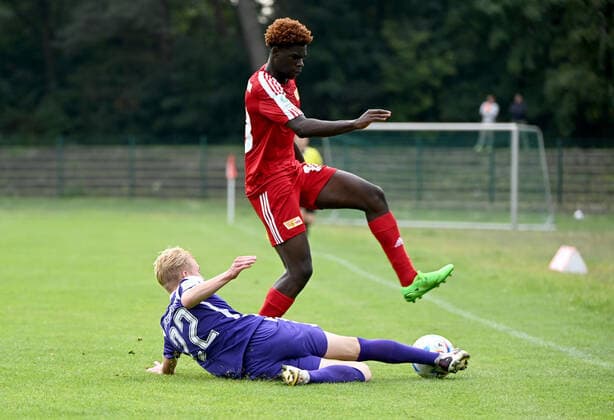 Fussball, U 17, Saison 2022 23, B-Junioren Bundesliga, Staffel Nord Nordost (5. Spieltag, Nachholspiel), 1. FC Union Berlin - FC Erzgebirge Aue, v. l. Niklas Schmidt (Aue), Eligius Hounsa U17, U 17 1. FC Union Berlin) 24.09. 2022,