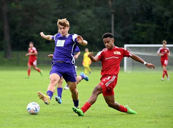 Fussball, U 17, Saison 2022 23, B-Junioren Bundesliga, Staffel Nord Nordost (5. Spieltag, Nachholspiel), 1. FC Union Berlin - FC Erzgebirge Aue, v. l. Daniel Pavlov (Aue), Jerome Kortebusch (Union), 24.09. 2022,
