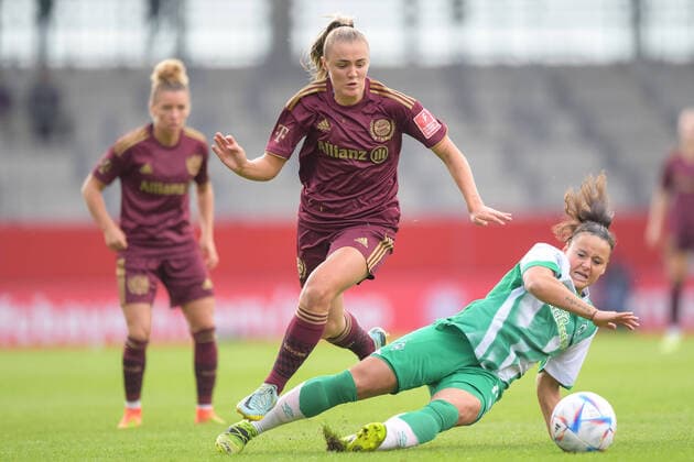 Fußball, Frauen Bundesliga, 20220925, FC Bayern München - SV Werder Bremen. Im Bild Georgia STANWAY (FC Bayern München, 31) und Jasmin SEHAN (SV Werder Bremen, 15) Zweikampf Ball. München FC Bayern Campus Bayern Deutschland *** Soccer, Womens Bundesliga, 20220925, FC Bayern Munich SV Werder Bremen In the picture Georgia STANWAY FC Bayern Munich, 31 and Jasmin SEHAN SV Werder Bremen, 15 duel ball Munich FC Bayern Campus Bayern Germany Copyright: Passion2Press MarkusxFischerx