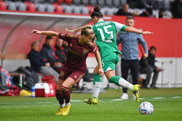 Giulia GWINN (FCB), Aktion,Zweikampf gegen Jasmin SEHAN (Bremen). Fussball Flyeralarm Bundesliga der Frauen Saison 2022 2023, 1.Spieltag, Spieltag01, FC Bayern Muenchen - SV Werder Bremen 3-1, am 25.09.2022, FC Bayern Campus. *** Giulia GWINN FCB , action,duel against Jasmin SEHAN Bremen football Flyeralarm Bundesliga womens season 2022 2023, 1 matchday, matchday01, FC Bayern Muenchen SV Werder Bremen 3 1, on 25 09 2022, FC Bayern Campus