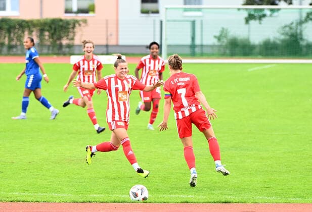 Fussball, Frauen, Regionalliga Norost, Saison 2022 2023 (5. Spieltag), 1. FC Union Berlin - FC Hertha 03 Zehlendorf, v. l. Elisa Spolaczyk (1. Frauen 1. FC Union), Lisa Heiseler (1. Frauen 1. FC Union), Jubel nach Tor zum 1:0, 25.09. 2022, Copyright: xMatthiasxKochx