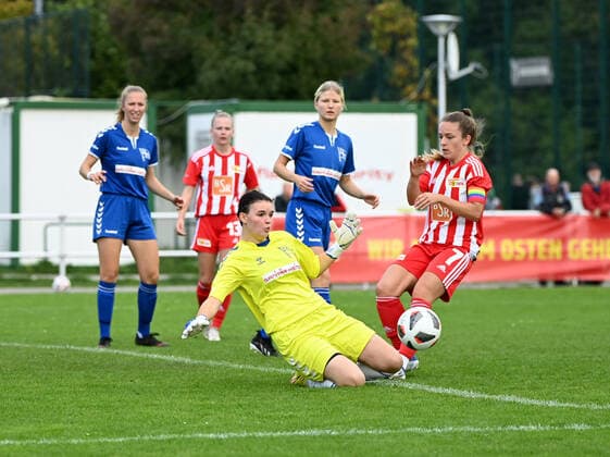 Fussball, Frauen, Regionalliga Norost, Saison 2022 2023 (5. Spieltag), 1. FC Union Berlin - FC Hertha 03 Zehlendorf, v. l. Torfrau Marie Carola Ulrich (Zehlendorf), Lisa Heiseler (1. Frauen 1. FC Union), 25.09. 2022, Copyright: xMatthiasxKochx