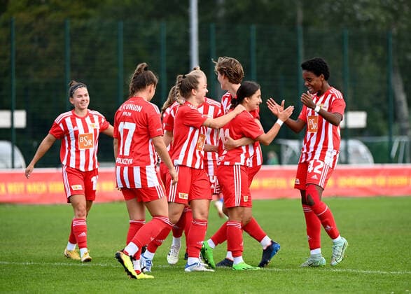 Fussball, Frauen, Regionalliga Norost, Saison 2022 2023 (5. Spieltag), 1. FC Union Berlin - FC Hertha 03 Zehlendorf, vorn v. l. Elisa Spolaczyk (1. Frauen 1. FC Union), Lisa Heiseler (1. Frauen 1. FC Union), Nour Youssef (1. Frauen 1. FC Union), Naika Reissner (1. Frauen 1. FC Union), Jubel nach Tor zum 2:0, 25.09. 2022, Copyright: xMatthiasxKochx