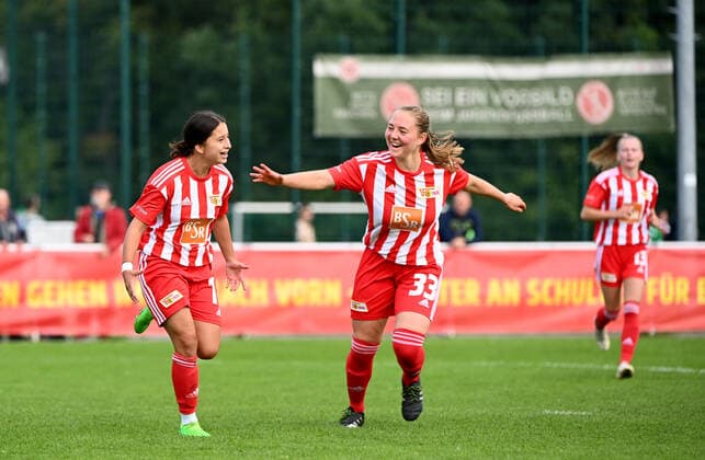 Fussball, Frauen, Regionalliga Norost, Saison 2022 2023 (5. Spieltag), 1. FC Union Berlin - FC Hertha 03 Zehlendorf, v. l. Nour Youssef (1. Frauen 1. FC Union), Pauline Wimmer (1. Frauen 1. FC Union), Jubel nach Tor zum 2:0, 25.09. 2022, Copyright: xMatthiasxKochx