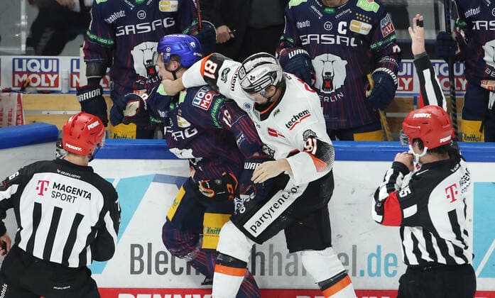 Sport Themen der Woche KW38 Ryan Olsen und Jonas Müller geraten aneinander, Rangelei Klopperei Hauerei Prügelei Eishockey Penny DEL Deutsche Eishockey Liga Saison 2022 2023 25.09.2022 EHC Eisbären Berlin EBB vs. Löwen Frankfurt *** Ryan Olsen and Jonas Müller clash, scuffle brawl brawl sports ice hockey penny DEL Deutsche Eishockey Liga season 2022 2023 25 09 2022 EHC Eisbären Berlin EBB vs Löwen Frankfurt