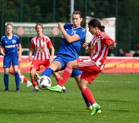 Fussball, Frauen, Regionalliga Norost, Saison 2022 2023 (5. Spieltag), 1. FC Union Berlin - FC Hertha 03 Zehlendorf, v. l. Nora Giannori (Hertha 03), Nour Youssef (1. Frauen 1. FC Union), 25.09. 2022, Copyright: xMatthiasxKochx