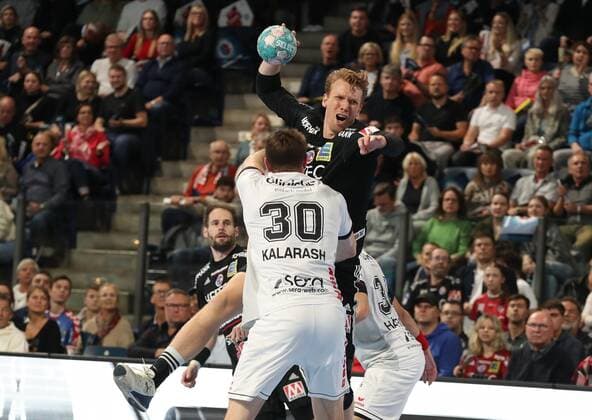Sport Themen der Woche KW38 25.09.2022 - Handball - 1. Bundesliga LIQUI MOLY HBL - Saison 2022 2023 - 05. Spieltag: HC Erlangen Metropolregion Nürnberg HCE - MT Melsungen - DaMa - Gleb Kalarash (30, MT Melsungen ) Simon Jeppsson (42, HC Erlangen HCE ) *** 25 09 2022 Handball 1 Bundesliga LIQUI MOLY HBL Season 2022 2023 05 Matchday HC Erlangen Nuremberg Metropolitan Region HCE MT Melsungen DaMa Gleb Kalarash 30, MT Melsungen Simon Jeppsson 42, HC Erlangen HCE