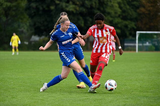 Fussball, Frauen, Regionalliga Norost, Saison 2022 2023 (5. Spieltag), 1. FC Union Berlin - FC Hertha 03 Zehlendorf, v. l. Katharina Hoffmann (Hertha 03), Naika Reissner (1. Frauen 1. FC Union), 25.09. 2022, Copyright: xMatthiasxKochx