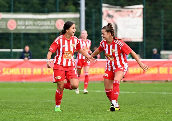 Fussball, Frauen, Regionalliga Norost, Saison 2022 2023 (5. Spieltag), 1. FC Union Berlin - FC Hertha 03 Zehlendorf, v. l. Nour Youssef (1. Frauen 1. FC Union), Elisa Spolaczyk (1. Frauen 1. FC Union), Jubel nach Tor zum 2:0, 25.09. 2022, Copyright: xMatthiasxKochx