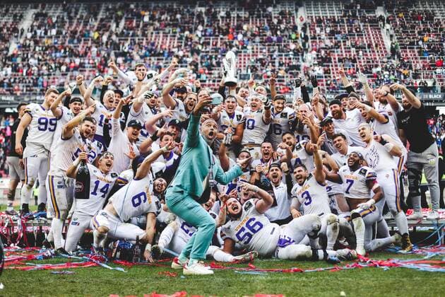 Bilder des Jahres 2022, Sport 09 September Sport Themen der Woche KW38 Sport Bilder des Tages AMERICAN FOOTBALL - ELF Final, Sea Devils vs Vikings KLAGENFURT,AUSTRIA,25.SEP.22 - AMERICAN FOOTBALL - ELF, European League of Football, Hamburg Sea Devils vs Vienna Vikings, Championship Game. Image shows the rejoicing of the Vikings and Patrick Esume.  GEPAxpictures xDanielxGoetzhaber