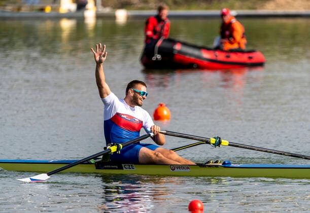 The star Czech skipper Ondrej Synek crossed the finish line of the last race of his career as the winner. The five-time world champion bid a symbolic farewell to top rowing at the end of the home World Championships in Racice, where he was joined on the course by long-time rivals and friends, led by New Zealander Mahe Drysdale. Synek officially retired from active racing almost exactly one year ago, his last race appearance was last May. Today in Racice, Synek, Drysdale, Olaf Tufte from Norway, Briton Alan Campbell, Swede Lasse Karonen and Iztok Cop from Slovenia raced not on the traditional two-kilometre course, but on the five-hundred. Day 8 of the 2022 World Rowing Championships at the Labe Arena Racice on September 25, 2022 in Racice, Czech Republic. (CTKxPhoto OndrejxHajek) CTKPhotoP2022092504986  HAJ 66