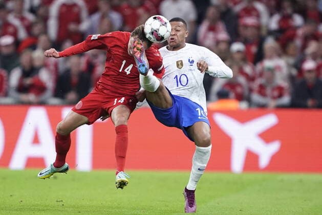 Denmarks Mikkel Damsgaard, left, and Frances Kylian Mbappé, right, during the UEFA Nations League League A – Group 1 soccer match between Denmark and France at Parken Stadium in Copenhagen, Denmark, Sunday September 25, 2022. , Copenhagen Danmark