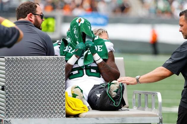 Sport Themen der Woche KW38 Sport Bilder des Tages EAST RUTHERFORD, NJ - SEPTEMBER 25: New York Jets linebacker Quincy Williams (56) is taken off the field on a cart after being injured during the third quarter of the National Football League game between the New York Jets and the Cincinnati Bengals on September 25, 2022 at MetLife Stadium in East Rutherford, New Jersey. (Photo by Rich Graessle Icon Sportswire) NFL, American Football Herren, USA SEP 25 Bengals at Jets Icon2209259113