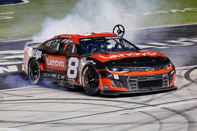 Bilder des Jahres 2022, Sport 09 September Sport Themen der Woche KW38 Sport Bilder des Tages FORT WORTH, TX - SEPTEMBER 25: Tyler Reddick ( 8 Richard Childress Racing Lenovo ThinkEdge Chevrolet) does a burnout and holds his steering wheel out the window after winning the NASCAR, Motorsport, USA Cup Series Playoff Autotrader EchoPark Automotive 500 on September 25, 2022 at Texas Motor Speedway in Fort Worth, Texas. (Photo by Matthew Pearce Icon Sportswire) AUTO: SEP 25 NASCAR Cup Series Playoff Autotrader EchoPark Automotive 500 Icon1692209253097500
