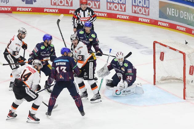 Sport Themen der Woche KW38 Sport Bilder des Tages DEU, DEL, 1.EBL, Eisbaeren vs. Loewen Frankfurt, 25.09.2022, Mercedes-Benz-Arena, Berlin, DEU, DEL, 1.EBL, Eisbaeren vs. Loewen Frankfurt, im Bild Juho Markkanen (Eisbaeren Berlin 30), Peter Regin (Eisbaeren Berlin 13), Jonas Mueller (Eisbaeren Berlin 18), Marco Nowak (Eisbaeren Berlin 8), WENZEL, Yannick (Loewen Frankfurt 14), ELSNER, David (Loewen Frankfurt 61), McMILLAN, Carson (Loewen Frankfurt 45) Foto: Juergen Engler nordphoto GmbH *** DEU, DEL, 1 EBL, Eisbaeren vs Loewen Frankfurt, 25 09 2022, Mercedes Benz Arena, Berlin, DEU, DEL, 1 EBL, Eisbaeren vs Loewen Frankfurt, in picture Juho Markkanen Eisbaeren Berlin 30 , Peter Regin Eisbaeren Berlin 13 , Jonas Mueller Eisbaeren Berlin 18 , Marco Nowak Eisbaeren Berlin 8 , WENZEL, Yannick Loewen Frankfurt 14 , ELSNER, David Loewen Frankfurt 61 , McMILLAN, Carson Loewen Frankfurt 45 Foto Juergen Engler nordphoto GmbH JuergenxEngler nph00076