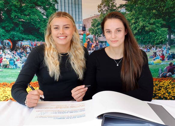 Bilder des Jahres 2022, Sport 09 September Sport Themen der Woche KW38 Sport Bilder des Tages Eintrag in Goldenes Buch 25.09.2022, Chemnitz, Küchwaldwiese Sportler tragen sich in Anwesenheit des Chemnitzer Oberbürgermeisters Sven Schulze für ihre herausragenden Leistungen im Jahr 2022 in das Goldene Buch des Sports ein. Unter anderem Emma Malewski vom TuS 1861 Chemnitz- Altendorf e.V., Golmedaillen- Gewinnerin am Schwebebalken bei den European Champinchips 2022 in München und Pauline Schäfer- Betz vom Kunstturnverein Chemnitz e.V. Gewinnerin der Bronzemedaille im Damen-Mehrkampf Turnen bei den European Chabionchips 2022 in München. vl: Emma Malewski und Pauline Schäfer-Betz Chemnitz Sachsen BRD *** Entry in Golden Book 25 09 2022, Chemnitz, Küchwaldwiese Athletes sign the Golden Book of Sports in the presence of Chemnitz Mayor Sven Schulze for their outstanding achievements in 2022 Among them Emma Malewski from TuS 1861 Chemnitz Altendorf e V , Gold medal winner on the balance beam at the European Champinchips 2022 in Munich and Pauline Schäfer Betz from Kunstturnverein Chemnitz e V Winner of the bronze medal in the womens all-around gymnastics at the European Champinchips 2022 in Munich vl Emma Malewski and Pauline Schäfer Betz Chemnitz Saxony BRD