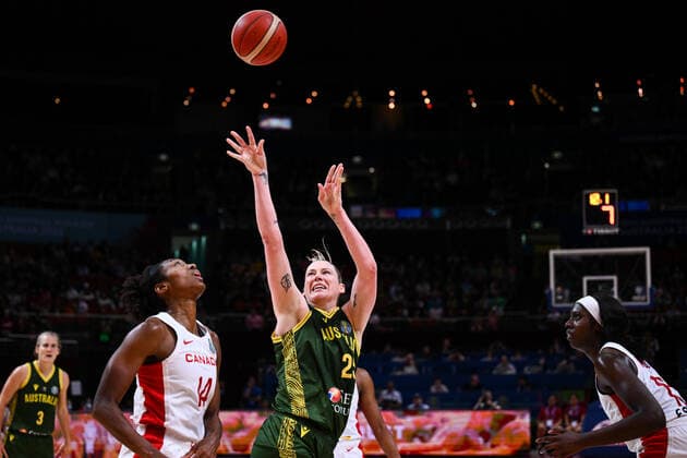 BASKETBALL CANADA AUSTRALIA, Lauren Jackson of Australia shoots during the 2022 FIBA Women s Basketball World Cup match between Canada and Australia at Qudos Bank Arena in Sydney, Monday, September 26, 2022. ( NO ARCHIVING, EDITORIAL USE ONLY, NO USE IN BOOKS WITHOUT CONSENT  Copyright: xJAMESxGOURLEYx 20220926001707968368