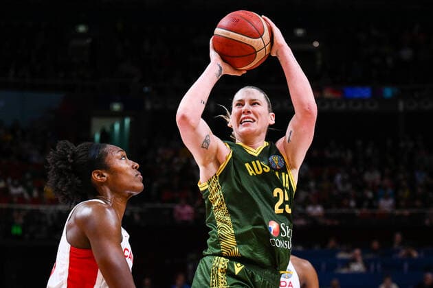 BASKETBALL CANADA AUSTRALIA, Lauren Jackson of Australia shoots during the 2022 FIBA Women s Basketball World Cup match between Canada and Australia at Qudos Bank Arena in Sydney, Monday, September 26, 2022. ( NO ARCHIVING, EDITORIAL USE ONLY, NO USE IN BOOKS WITHOUT CONSENT  Copyright: xJAMESxGOURLEYx 20220926001707968396