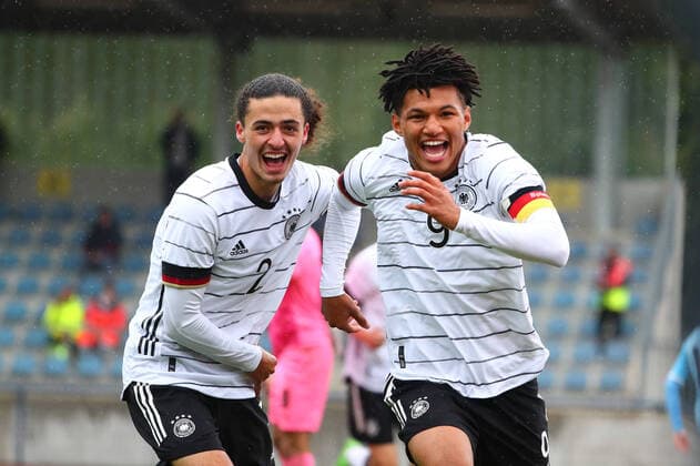 Sport Themen der Woche KW39 Sport Bilder des Tages Paris Josua Brunner (Deutschland) feiert sein Tor zum 1:0 gegen Israel, links: Taylan Bulut (Deutschland) Deutschland vs Israel, Fussball, U17, U 17 Vier-Nationen-Turnier, 26.09.2022 DFB regulations prohibit any use of photographs as image sequences and or quasi-video. Deutschland vs Israel, Fussball, U17-Vier-Nationen-Turnier, 26.09.2022 Duisburg *** Paris Josua Brunner Germany celebrates his goal for 1 0 against Israel, left Taylan Bulut Germany Germany vs Israel, soccer, U17 Four Nations Tournament, 26 09 2022 DFB regulations prohibit any use of photographs as image sequences and or quasi video Germany vs Israel, soccer, U17 Four Nations Tournament, 26 09 2022 Duisburg Copyright: xEibner-Pressefotox EP_RWS