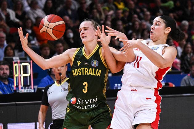 BASKETBALL CANADA AUSTRALIA, Kristy Wallace of Australia and Natalie Achonwa of Canada during the 2022 FIBA Women s Basketball World Cup match between Canada and Australia at Qudos Bank Arena in Sydney, Monday, September 26, 2022. ( NO ARCHIVING, EDITORIAL USE ONLY, NO USE IN BOOKS WITHOUT CONSENT  Copyright: xJAMESxGOURLEYx 20220926001707976056